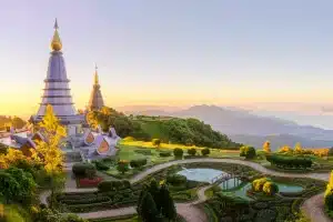 Traumziel Thailand – Was du alles über Thailand wissen musst 5 Ausblick vom Inthanon-Berg mit zwei Pagoden im Bild
