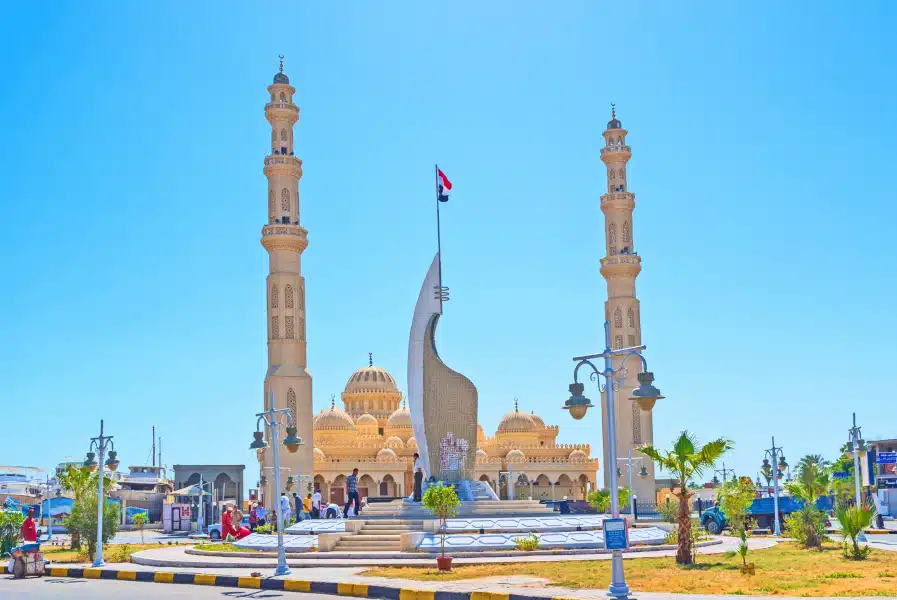 Traumziel Hurghada - Was du alles über deine nächste Ägypten Reise wissen musst 4 El-Nasr-Straße mit El-Mina-Moschee in Hurghada, Ägypten