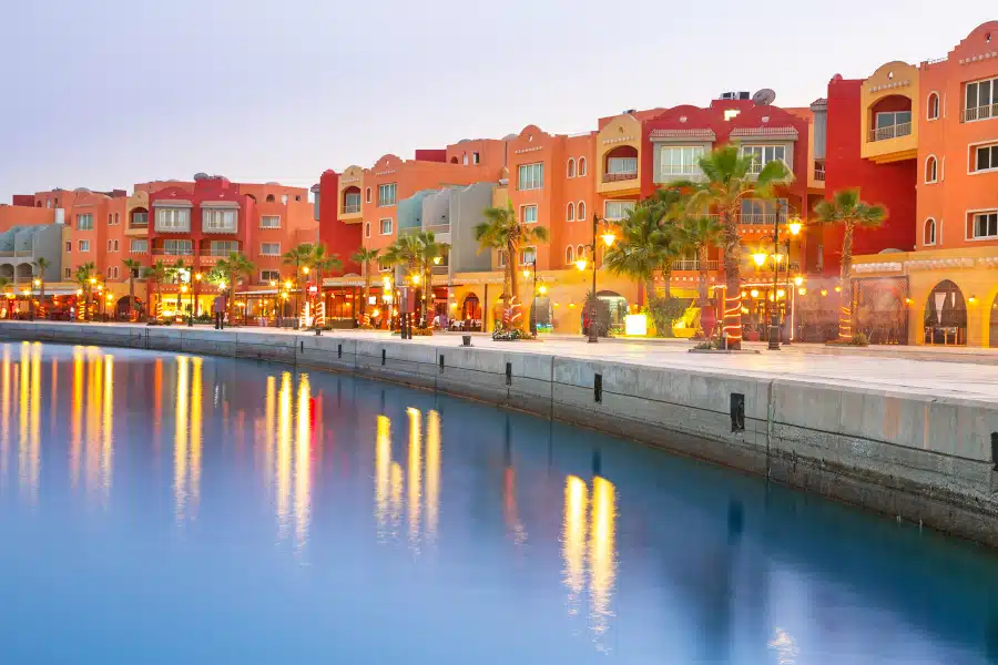 Traumziel Hurghada - Was du alles über deine nächste Ägypten Reise wissen musst 5 Schöne Architektur von Hurghada Marina in der Abenddämmerung, Ägypten