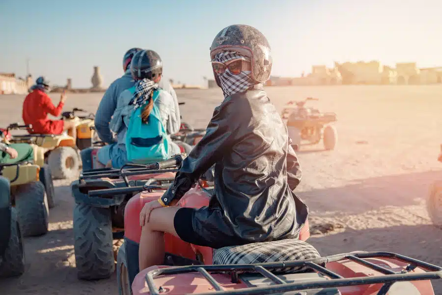 Traumziel Hurghada - Was du alles über deine nächste Ägypten Reise wissen musst 7 Tourist auf Quad ATV Safari in der Wüste Sharm in Hurghada, Ägypten